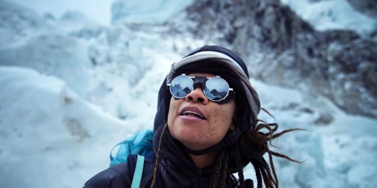 Aretha Duarte custeou parte da expedição ao Monte Everest por meio de reciclagem. Fotos: Divulgação