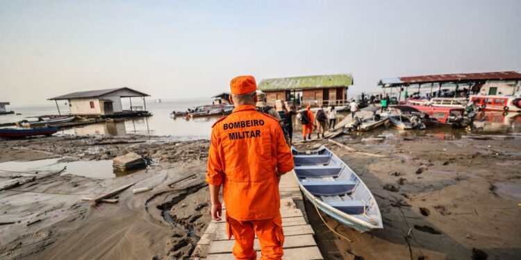 Embarque no porto de Manacapuru das equipes de pronto atendimento às vítimas do desbarrancamento no município de Berurí. Foto: Antônio Lima/SECOM