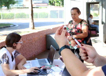 Saúde vacina crianças e adultos no Parque das Bandeiras