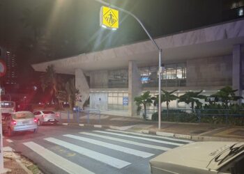 Estrutura ilumina a faixa e amplia a visibilidade dos pedestres pelos condutores. Foto: Emdec/Divulgação