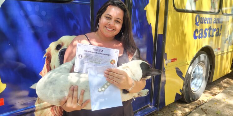 na Carolina de Lima levou a cachorrinha Serena para a castração no mutirão realizado no Jardim do Lago. Foto: Divulgação