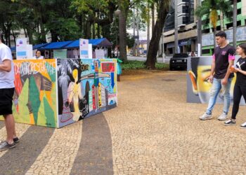 Exposição na Praça Carlos Gomes: oportunidade de conhecer e apreciar trabalho de artistas da cidade - Foto: Fotos: Estúdio Casa Ímpar/Divulgação