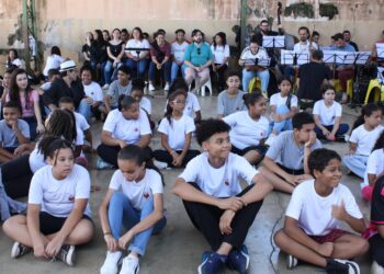 Crianças e adolescentes do Grupo Primavera que integram o musical gratuito "A Pequena Notável Carmen Miranda". Fotos: Divulgação