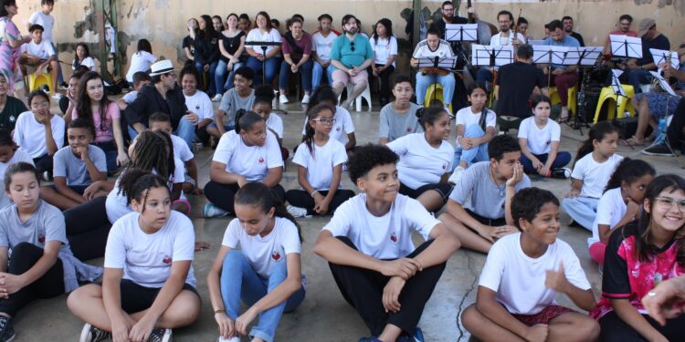 Crianças e adolescentes do Grupo Primavera que integram o musical gratuito "A Pequena Notável Carmen Miranda". Fotos: Divulgação