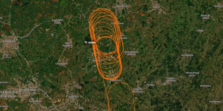 As linhas que indicam o sobrevoo do cargueiro da Azul sobre a região de Campinas. Foto: Reprodução/ RadarBox