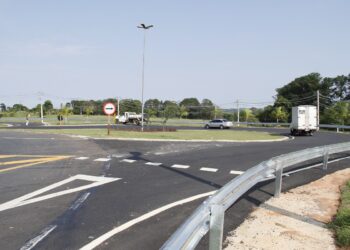 A Prefeitura de Jaguariúna realizou a pavimentação, colocação de defensas, sinalização viária, paisagismo e iluminação - Foto: Ivair Oliveira/Divulgação