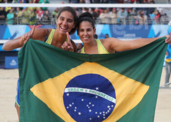 Ana Patricia Silva e Duda comemoram a vitória na decisão do Pan. Foto: Jonathan Oyarzun/Santiago 2023 vía Photosport