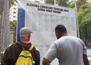 Eleitores conferem a lista dos 71 candidatos na Escola Estadual Carlos Gomes, um dos pontos de votação em Campinas - Foto: Leandro Ferreira/Hora Campinas