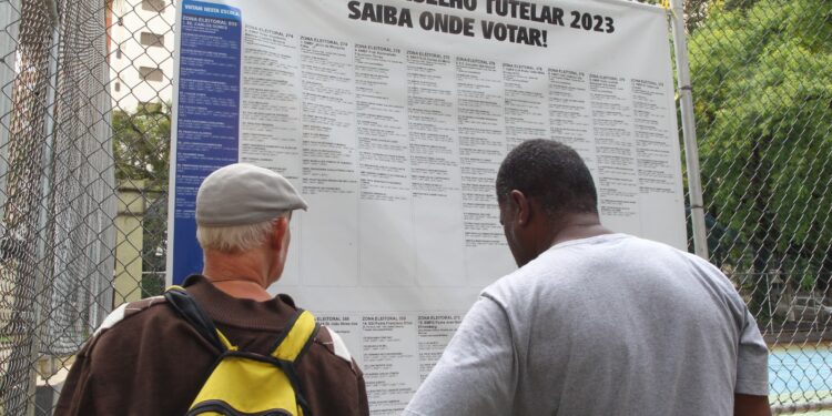 Eleitores conferem a lista dos 71 candidatos na Escola Estadual Carlos Gomes, um dos pontos de votação em Campinas - Foto: Leandro Ferreira/Hora Campinas