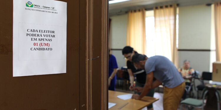 Eleitores se preparam para votar na Escola Carlos Gomes, Centro de Campinas: próxima gestão terá 30 conselheiros - Foto: Leandro Ferreira/Hora Campinas