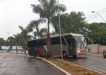 Com as fortes chuvas, onibus ficou atolado na rua Carlos Botelho, em Nova Odessa, depois de tentar desviar de uma árvore que caiu - Foto: Divulgação