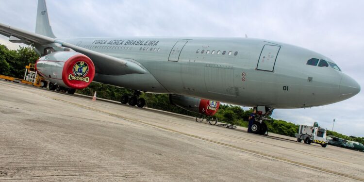 O sexto avião com brasileiros repatriados pousou no Rio de Janeiro na madrugada desta quinta-feira (19) Foto: Gov BR/FAB