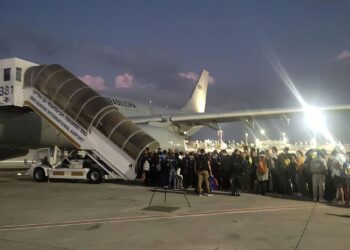O primeiro avião de resgate trazendo brasileiros pousou na Base Aérea de Brasília na madrugada de quarta-feira (11) Foto: Força Aérea Brasileira