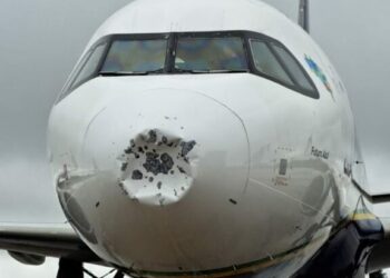 Parte frontal do Airbus A320neo, da Azul Linhas Aéreas, ficou deformada após passagem do avião em área com incidência de chuva de granizo Foto: redes sociais