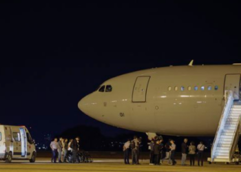 Avião da FAB chega ao Brasil depois de resgatar brasileiros em Israel: dificuldades na liberação na Faixa de Gaza - Foto: Joédson Alves/Agência Brasil