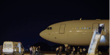 Avião da FAB chega ao Brasil depois de resgatar brasileiros em Israel: dificuldades na liberação na Faixa de Gaza - Foto: Joédson Alves/Agência Brasil