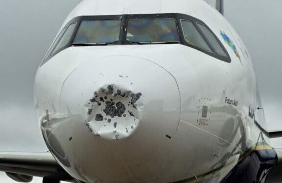 Parte frontal do Airbus A320neo, da Azul Linhas Aéreas, ficou deformada após passagem do avião em área com incidência de chuva de granizo Foto: redes sociais