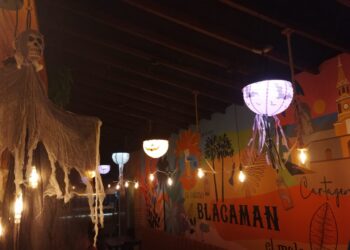 Halloween com decoração temática e drinks especiais na cervejaria. Foto: Divulgação