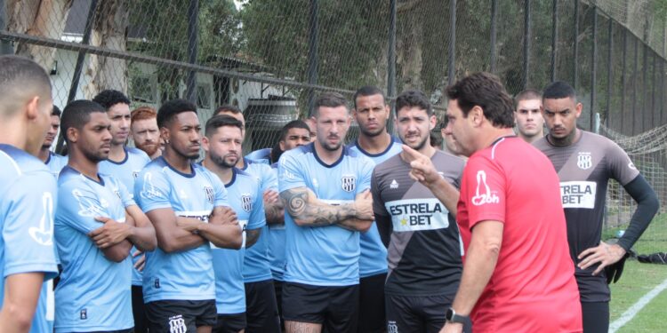 João Brigatti desaprovou comportamento disperso dos jogadores durante a última semana de preparação. Fotos: Diego Almeida/Ponte Press