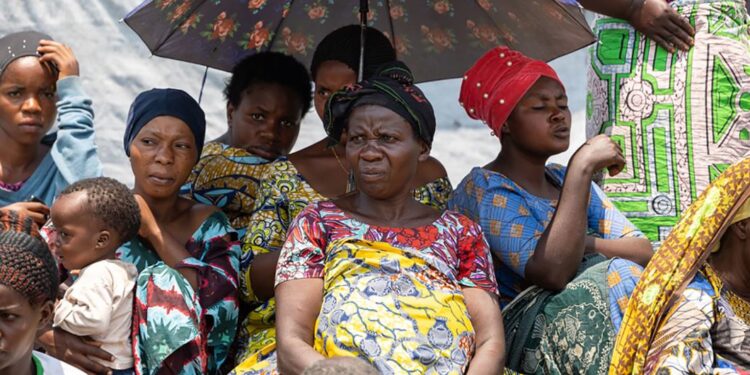 Mulheres esperam para receber assistência monetária na República Democrática do Congo Foto: Acnur/Blaise Sanyila