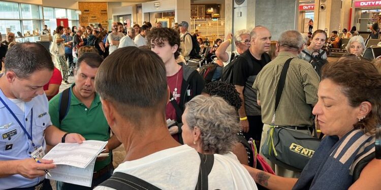 Brasileiros embarcam em mais um voo partindo de Tel Aviv, o quarto desde o início do conflito. Foto: Divulgação