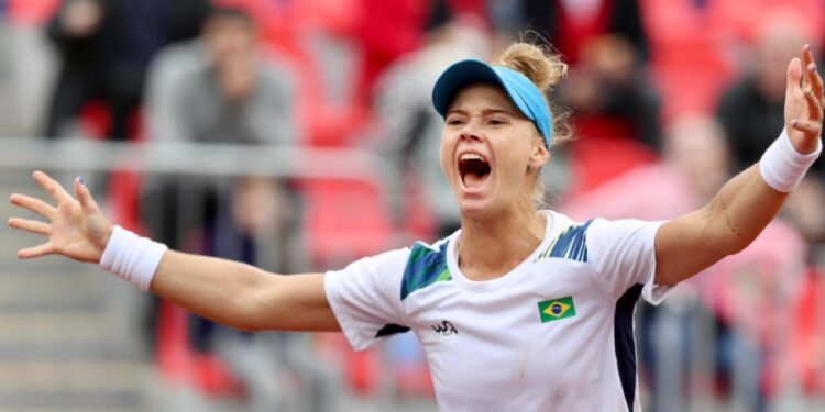 A tenista brasileira Laura Pigosse comemora a vitória que valeu a disputa pelo ouro e a vaga em Paris 2024. Foto: Gaspar Nóbrega/COB