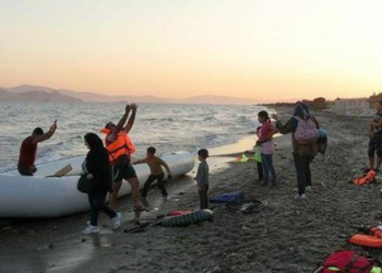 Bote de borracha com cerca de 50 pessoas chega a Grécia. - Foto: Federação Internacional das Sociedades da Cruz Vermelha