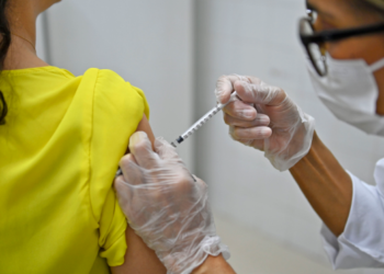 Doses estão disponíveis nos 67 centros de saúde e a vacinação nas escolas é uma parceria entre as secretarias de Saúde e Educação - Foto: Eduardo Lopes/PMC
