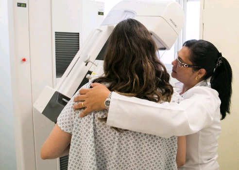 Lei garante acompanhante para mulheres em serviços de saúde