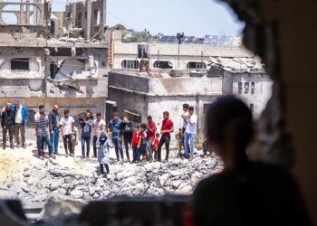 População local analisa os danos causados a uma comunidade residencial em Gaza. Foto: WHO /Divulgação
