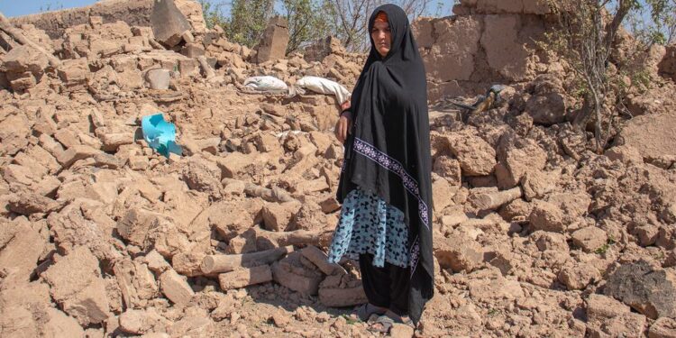 Mulher está entre os escombros de sua casa destruída na província de Herat, no Afeganistão. Foto: Unicef/Osman Khayyam