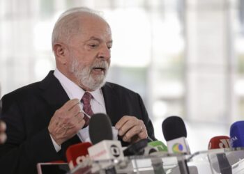 O presidente Luiz Inácio Lula da Silva conversa com jornalistas: cirurgia no quadril foi um sucesso e ele já teve alta médica - Foto: Joédson Alves/Agência Brasil