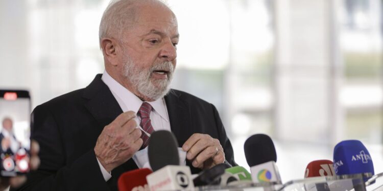 O presidente Luiz Inácio Lula da Silva conversa com jornalistas: cirurgia no quadril foi um sucesso e ele já teve alta médica - Foto: Joédson Alves/Agência Brasil