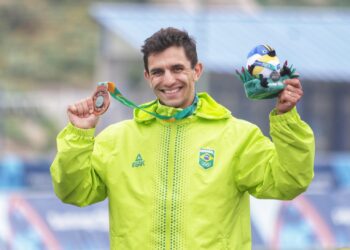 José Gabriel de Almeida celebra com a medalha de bronze, após concluir a prova em 1h20m13 Fotos: Wander Roberto/COB