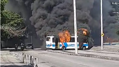 Criminosos incendeiam 29 ônibus no Rio após morte de miliciano