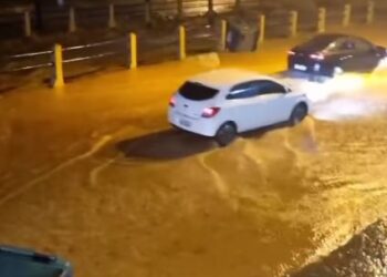 Motoristas encaram  inundação em trecho da Avenida Orosimbo Maia, em Campinas: chuva forte foi registrada em outras cidades da RMC - Foto: Reprodução/redes sociais
