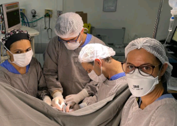 Procedimento é realizado com anestesia local; pacientes estavam na fila do SUS municipal - Foto: Divulgação