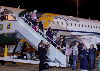 Brasileiros na chegada à Brasília: voo foi o décimo da Operação Voltando em Paz - Foto: Rafa Neddermeyer/Agência Brasil