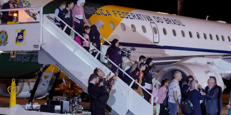 Brasileiros na chegada à Brasília: voo foi o décimo da Operação Voltando em Paz - Foto: Rafa Neddermeyer/Agência Brasil