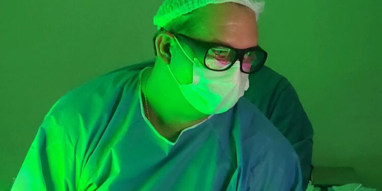 O médico urologista Fernando Zapparoli Gonçalves durante cirurgia prostática com utilização de Green Light Laser: "É preciso que o homem entenda que prevenção é saúde. É vida" - Foto: Divulgação