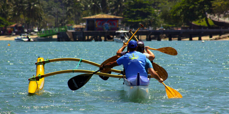 Canoa havaiana do Paddle Club Ilhabela, que participará da Vibe, Volta de Ilhabela. Fotos: Reginaldo Pupo/Divulgação