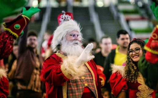 Espetáculo musical celebra chegada do Papai Noel em shopping de Campinas