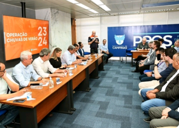 Autoridades municipais participaram do lançamento: pacote de medidas - Foto: Carlos Bassan/Divulgação PMC