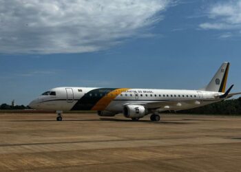 Voo com brasileiros repatriados da Cisjordânia pousa em Brasília; veja fotos