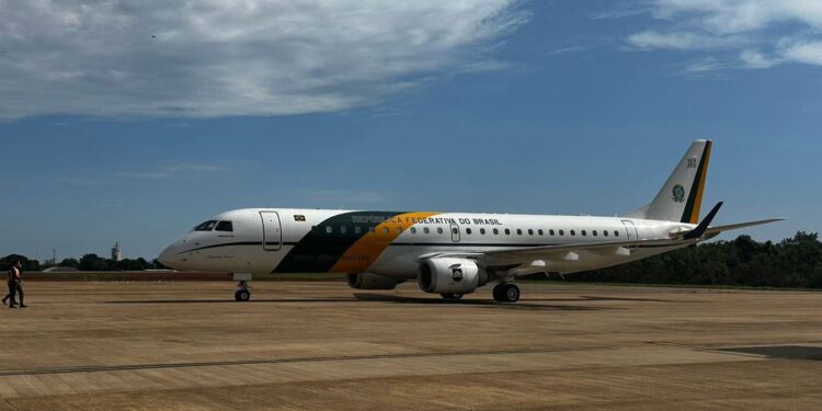 Voo com brasileiros repatriados da Cisjordânia pousa em Brasília; veja fotos