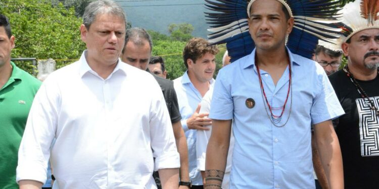 Governador Tarcísio de Freitas ao lado do novo coordenador estadual dos Povos Indígenas, o cacique Cristiano - Foto: Divulgação