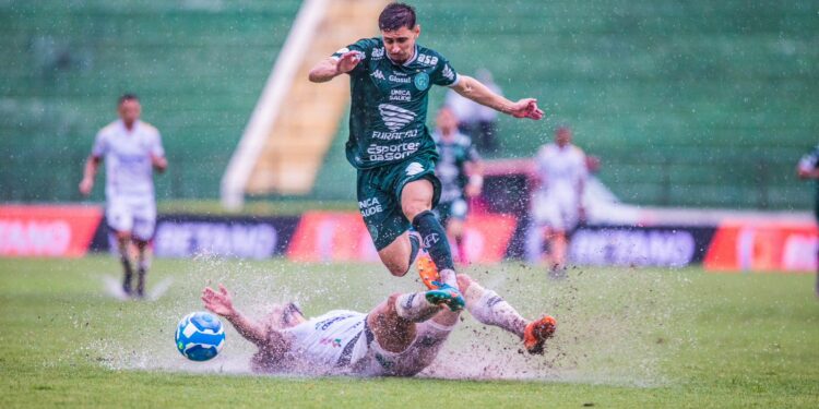 O Bugre completou sete jogos sem vitória, com quatro empates e três derrotas. Fotos: Thomaz Marostegan/Guarani FC
