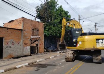 Máquinas realizam a demolição dos imóveis que estavam interditados. Fotos: Divulgação
