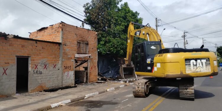 Máquinas realizam a demolição dos imóveis que estavam interditados. Fotos: Divulgação