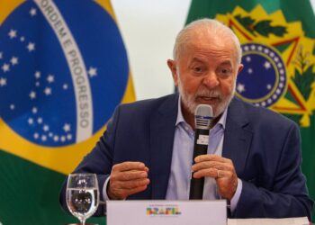 Lula: “Muita gente esticando o feriado, mas nós estamos reunidos com ministros para discutir projetos de infraestrutura para o País" - Foto: José Cruz/Agência Brasil